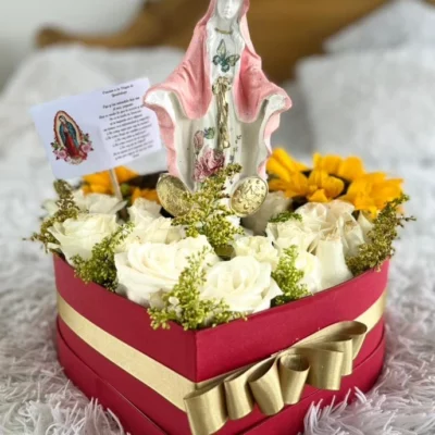 Virgen de cerámica con decoración de rosas y girasoles, regalo ideal para mamá.
